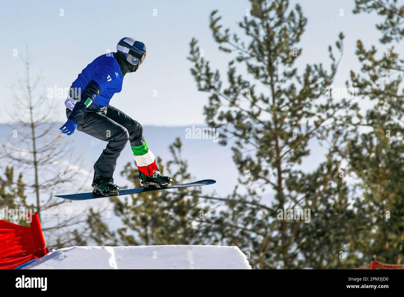 Männliche italienische Snowboarder springen in Snowboarden, Wintersport Stockfoto