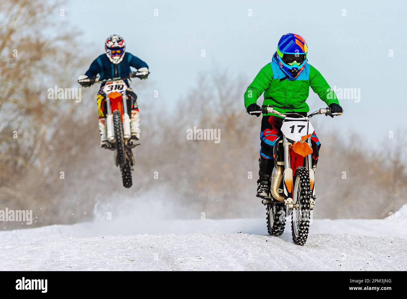 Zwei Motocross-Fahrer, die im Winter Off-Road-Motorradrennen fahren Stockfoto