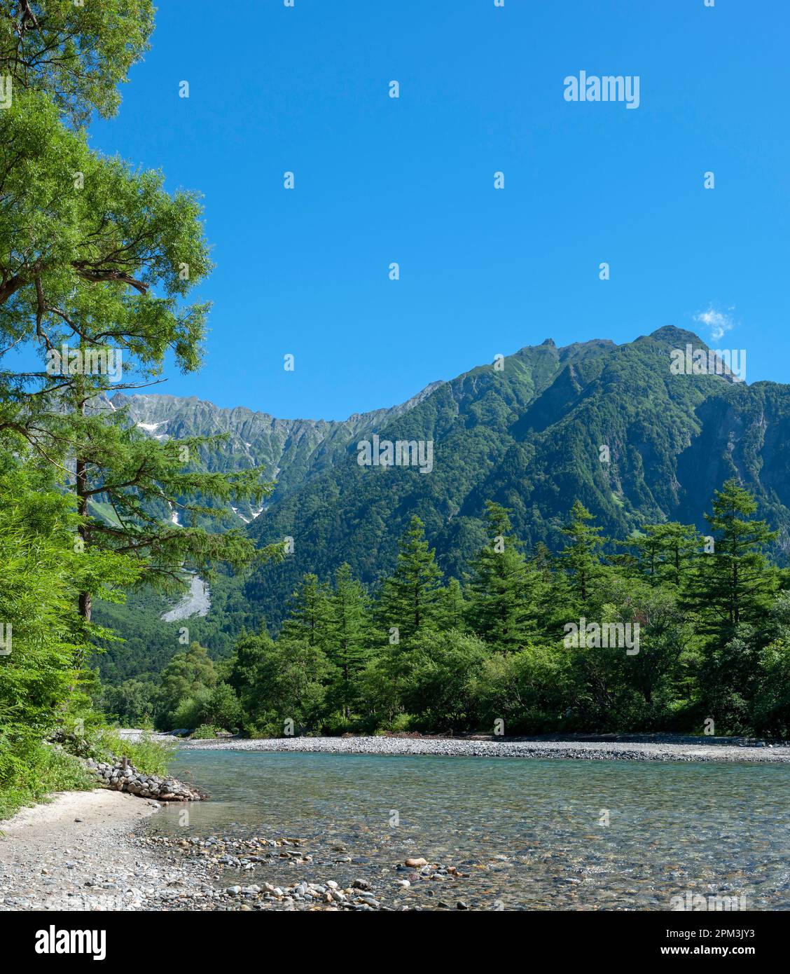 Der Fluss Azusa, Kamikochi, wurde in der Präfektur Nagano, Japan, zu einem Gebiet mit besonderen Orten landschaftlicher Schönheit erklärt. Stockfoto