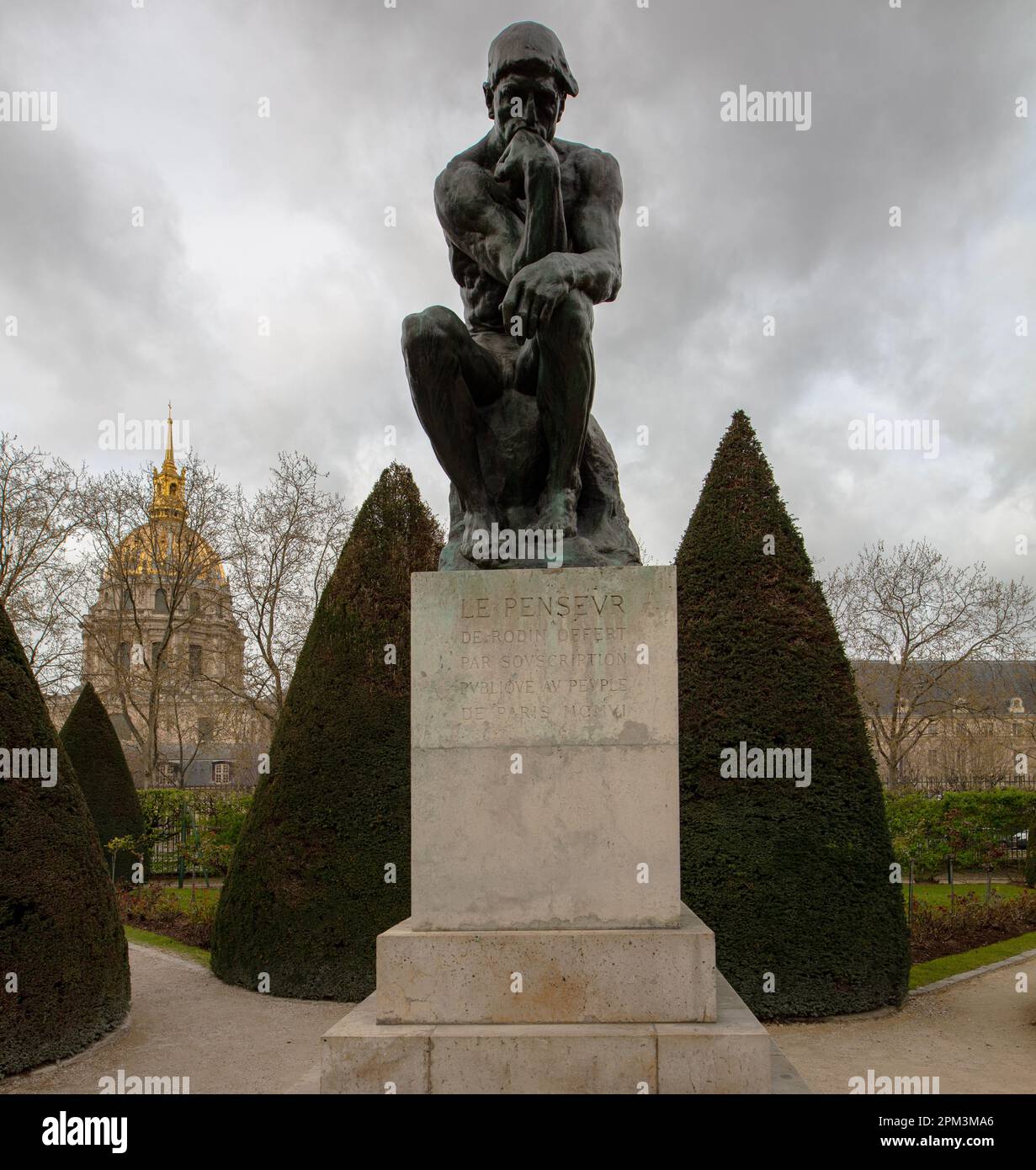 Le Penseur oder The Thinker, Bronzeskulptur von Auguste Rodin, die 1904 erstmals im Garten des Musée Rodin in Paris gegossen wurde Stockfoto