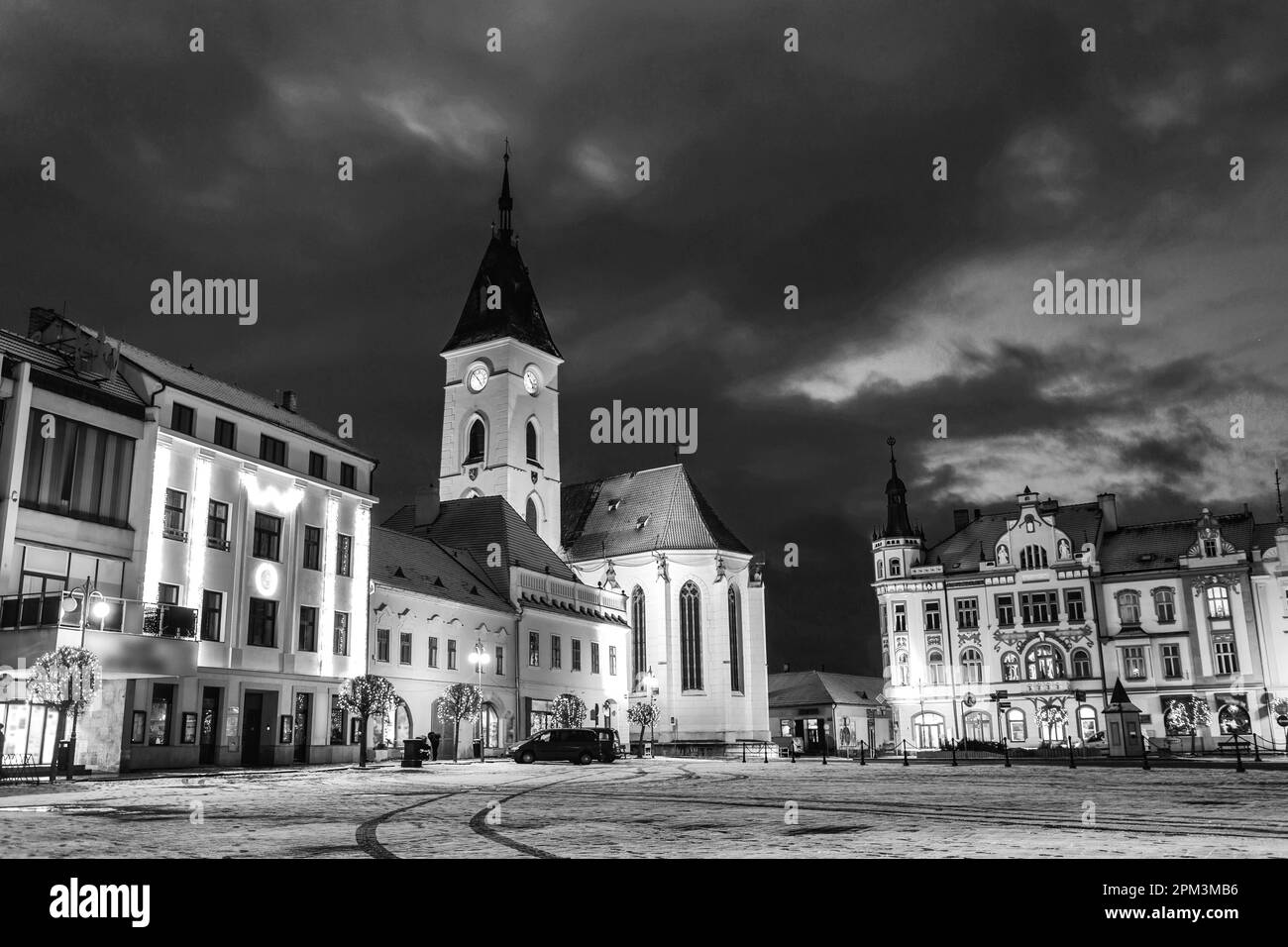 Die Geburtskirche der Jungfrau Maria auf dem Platz in der Stadt Vodnany. Südböhmen. Stockfoto