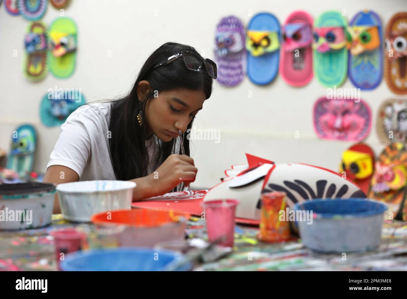 Dhaka, Bangladesch - 11. April 2023: Bangladesische Studenten des Institute of Fine Arts in der Universität Dhaka verleihen den bunten Masken den letzten Schliff Stockfoto