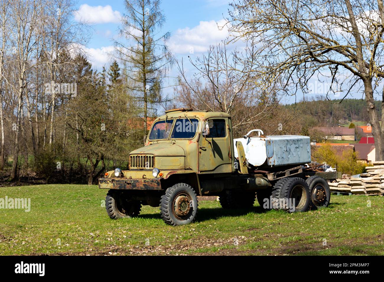 Alter Lkw auf einem Feld am Straßenrand geparkt. Stockfoto