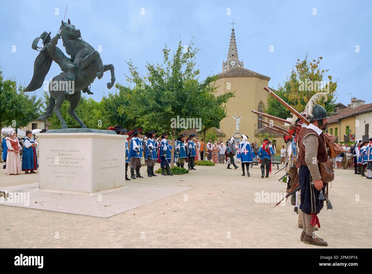 Frankreich, Gers, Lupiac, d'Artagnan Festival, Place d'Artagnan, Erste Reiterstatue des berühmten Musketiers, eingeweiht am 9. August 2015, geformt von Daphne du Barry und der Kirche Saint Barthelemy Stockfoto