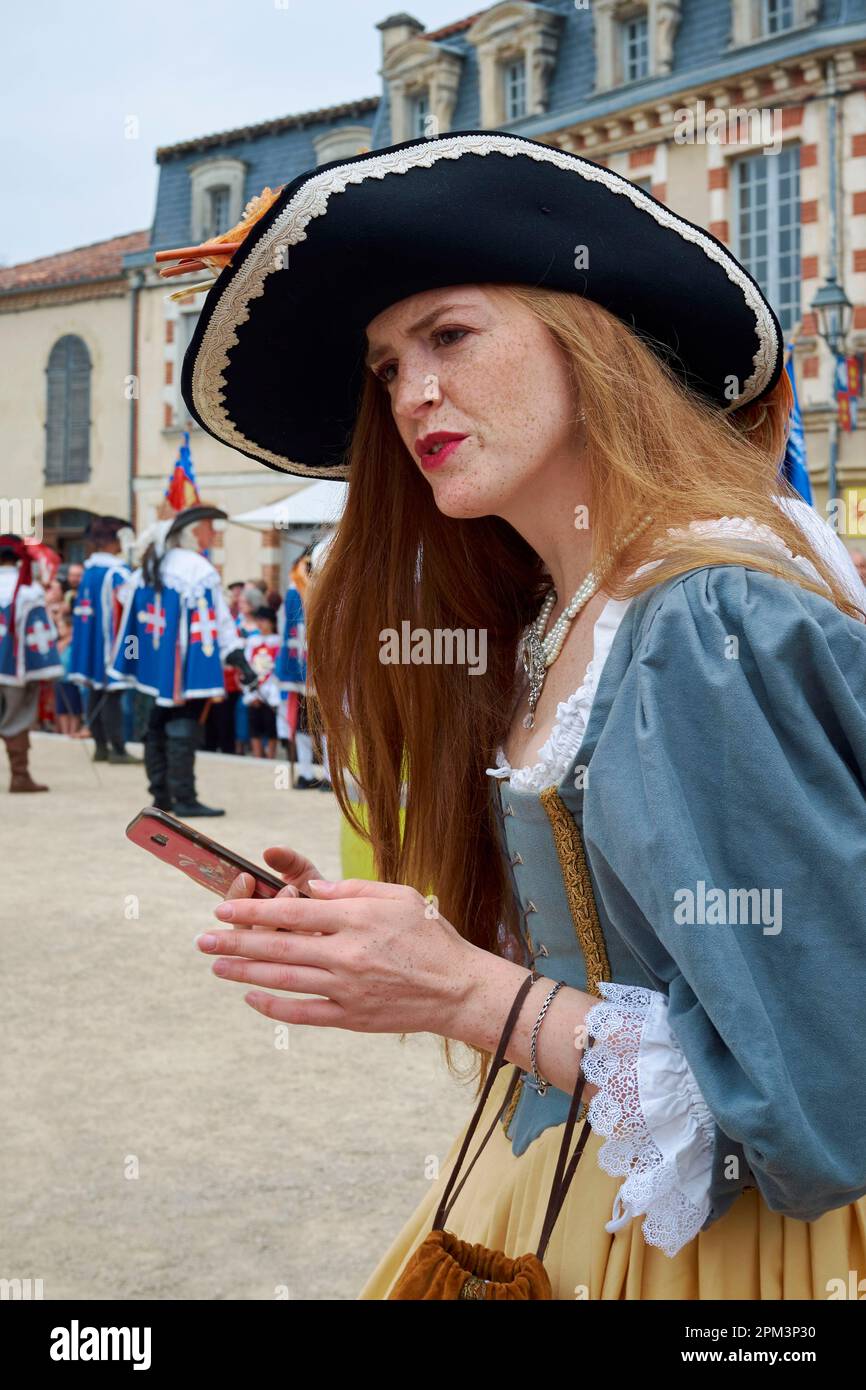Frankreich, Gers, Lupiac, d'Artagnan Festival, junge Frau, die als Königsmusketier verkleidet ist Stockfoto