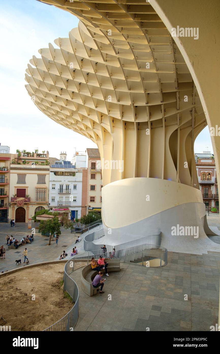 Sevilla Spanien - Setas de Sevilla oder Metropol Parasol, auch bekannt als „die Pilze“. Es wird behauptet, die größte Holzstruktur der Welt zu sein. Stockfoto