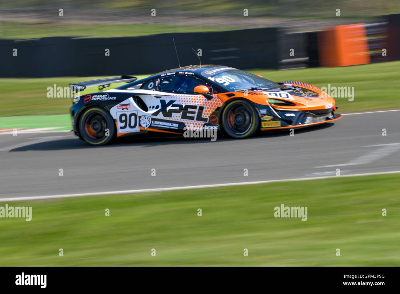 British GT Championship, 2023 Intelligent Money, Oulton Park Racing Circuit, Optimum Motorsport, Jack Brown, Charles Clark, McLaren Artura GT4 Stockfoto