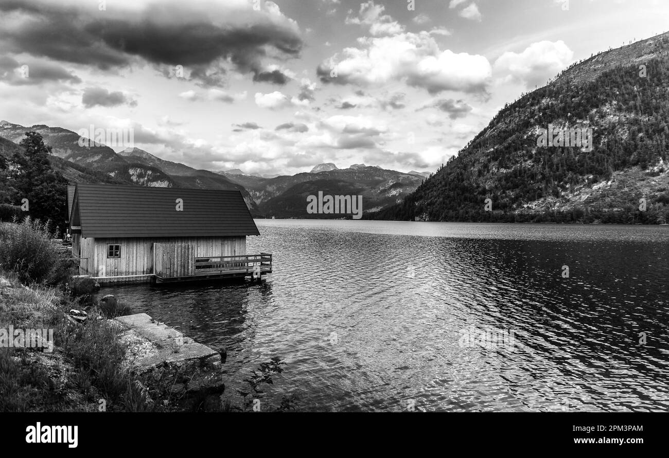 See und Berge. Wunderschöner Blick auf die Alpen. Stockfoto