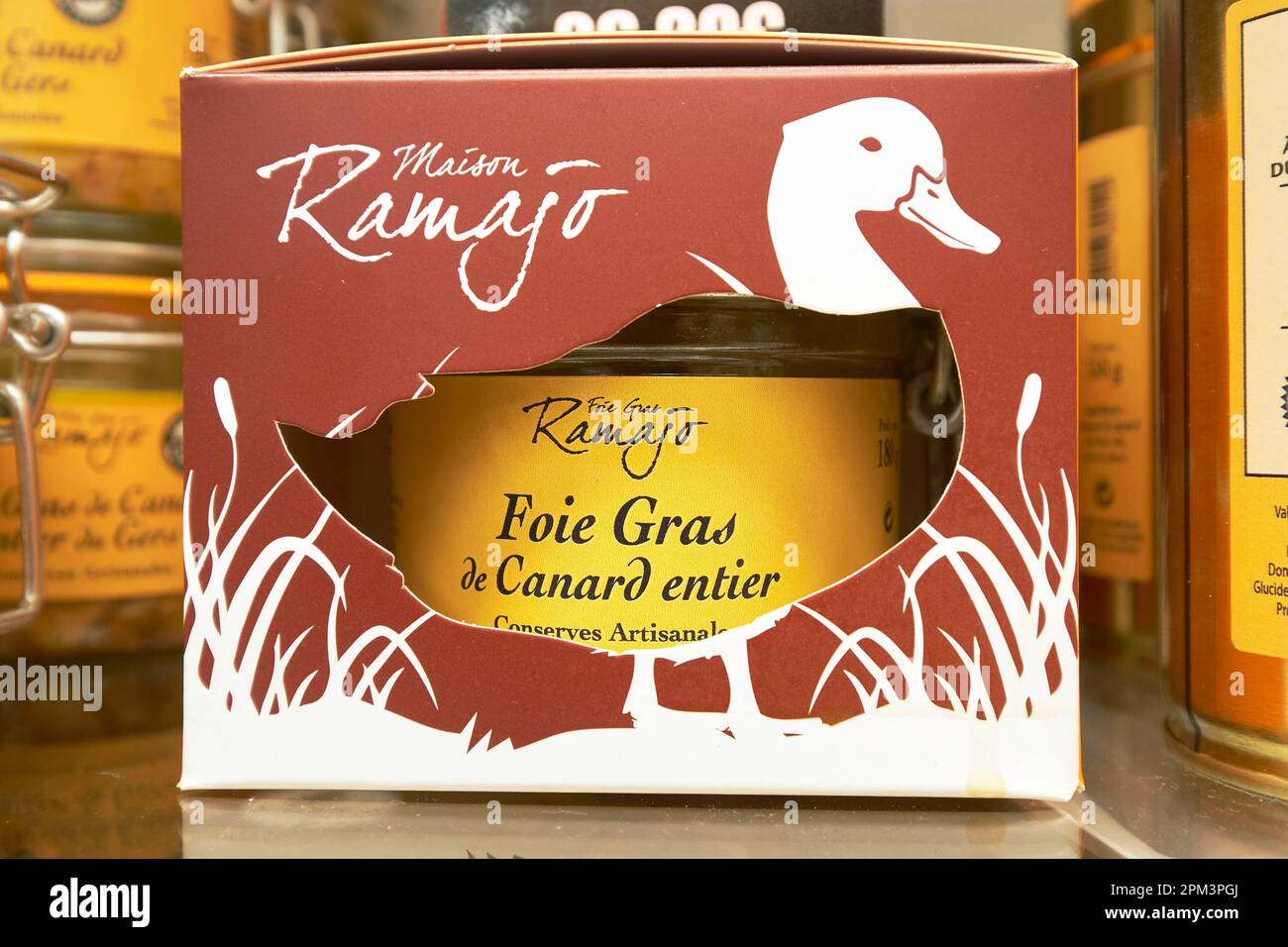 Frankreich, Gers, Auch, Bühne auf dem Weg nach Compostela, Place de la République, Comptoir de Tistou, Verkauf von lokalen Produkten, Dose aus ganzer Entenleberpastete von Gers, Ramajo Foie Gras Stockfoto