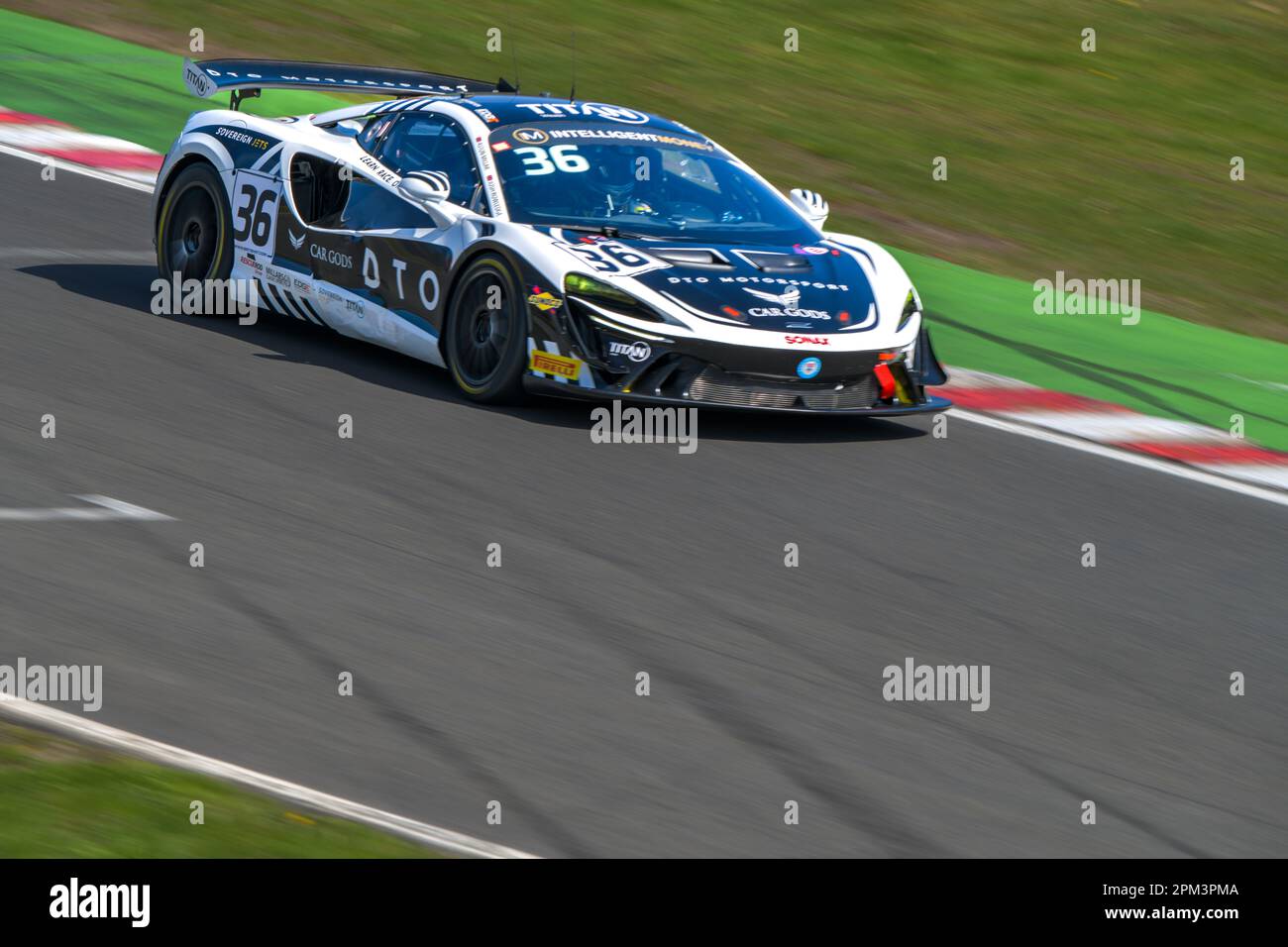 British GT Championship, 2023 Intelligent Money, Oulton Park Racing Circuit, DTO Motorsport, Josh RoKnowledge, Aston Millar, McLaren Artura GT4 Stockfoto