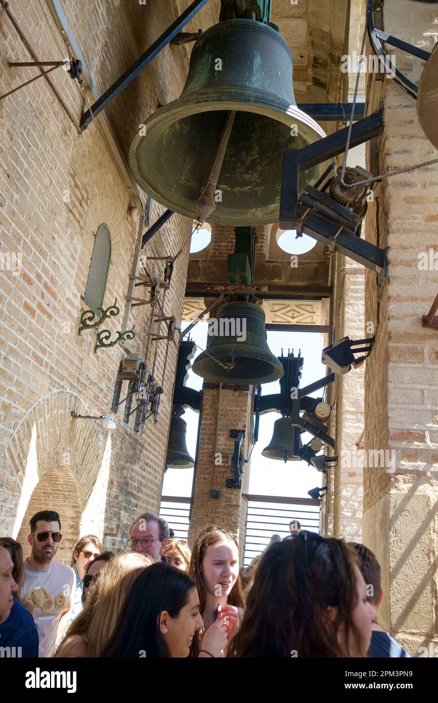 Die Glocken im La Giralda (Glockenturm) an der Kathedrale De Sevilla. Offiziell heißt er Santa Maria de la Sede. Sevilla Spanien. Der Turm ist 97,5m m hoch. Stockfoto