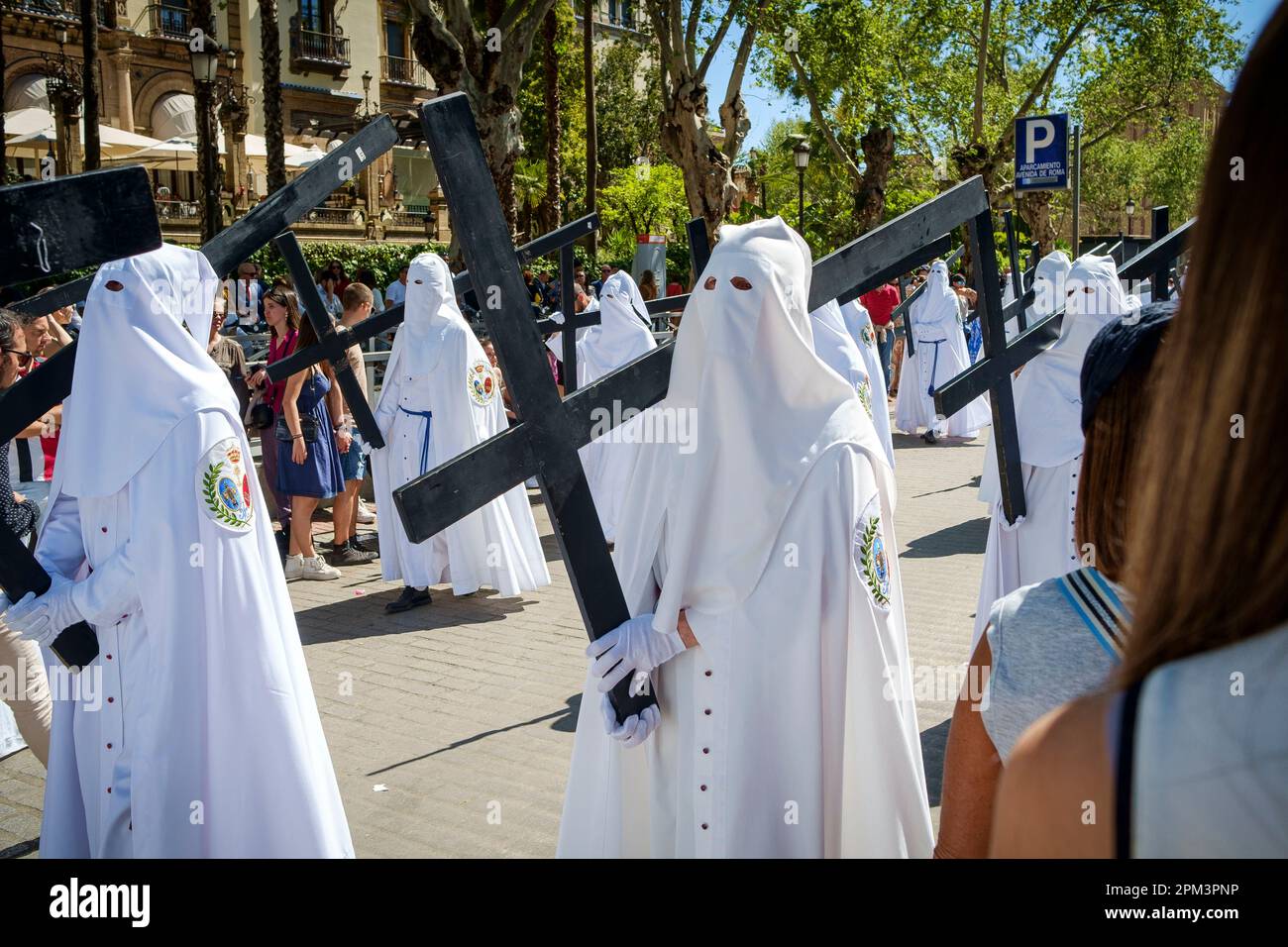 Sevilla Spanien. Heilige Woche, Semana Santa. Die "Nazarenen" der Bruderschafts-Parade brachten die Straßen am Palmensonntag, Domingo de Ramos auf Spanisch. Stockfoto