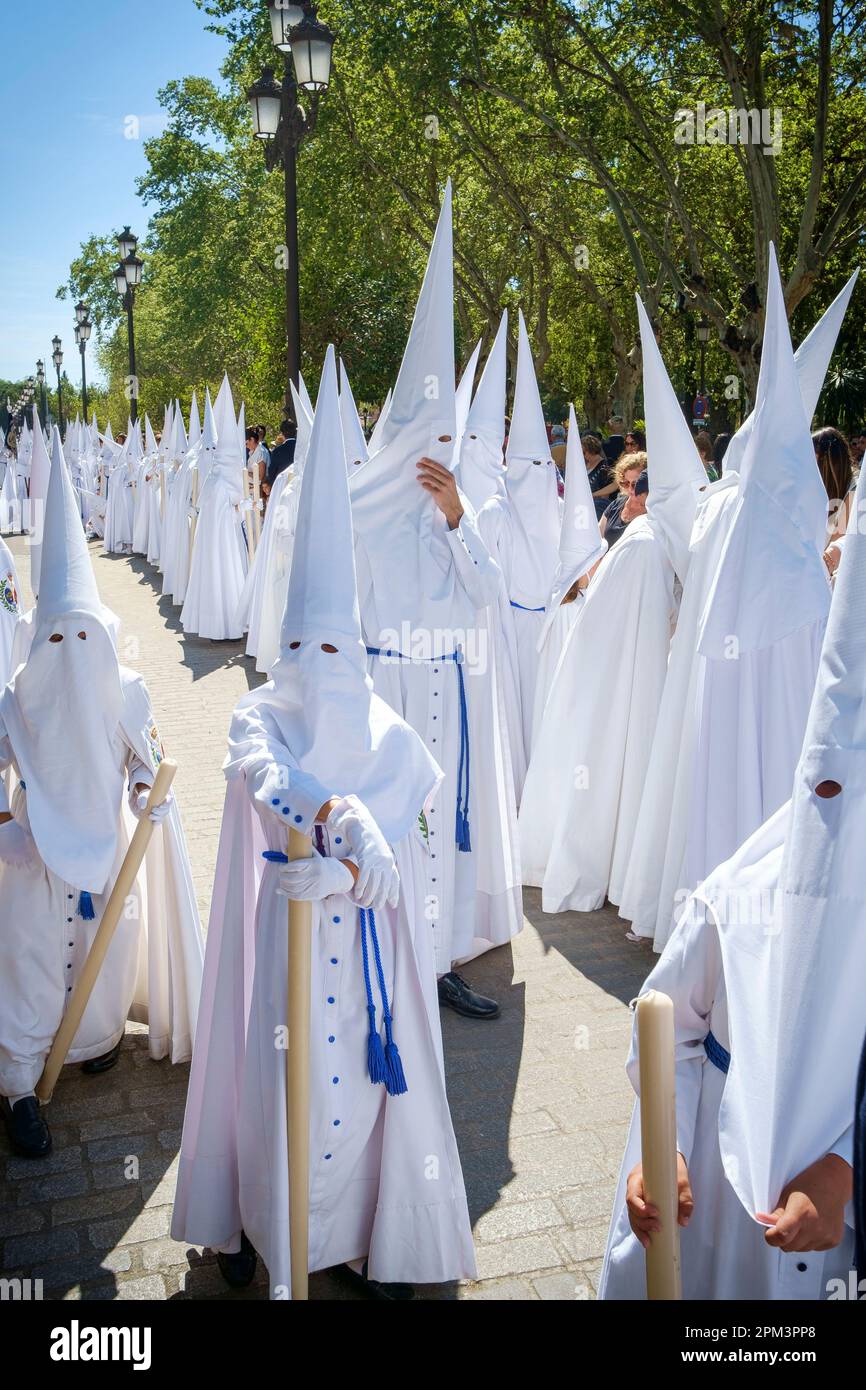 Sevilla Spanien. Heilige Woche oder Semana Santa. Die Teilnehmer tragen nazareno- oder Strafbademantel mit Capirot, einem konischen Spitzhut. Stockfoto