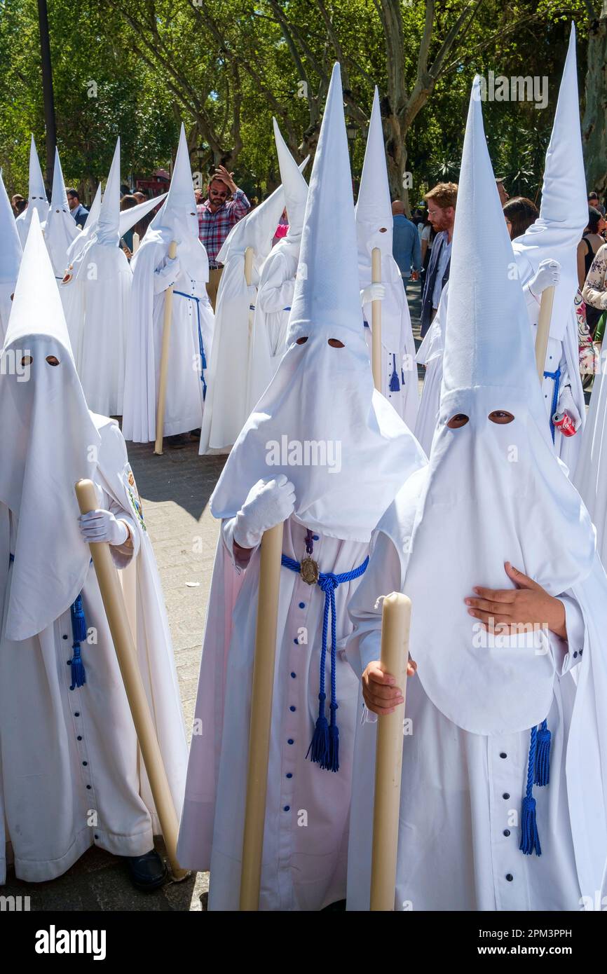 Sevilla Spanien. Heilige Woche oder Semana Santa. Die Teilnehmer tragen nazareno- oder Strafbademantel mit Capirot, einem konischen Spitzhut. Stockfoto