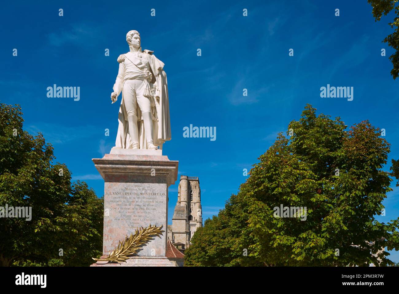 Frankreich, Gers, Lectoure, halten Sie auf dem Weg zur Saint Jacques de Compostelle, Marshal Lannes Statue und dem Glockenturm von Saint Gervais und der Kathedrale Saint Protais Stockfoto