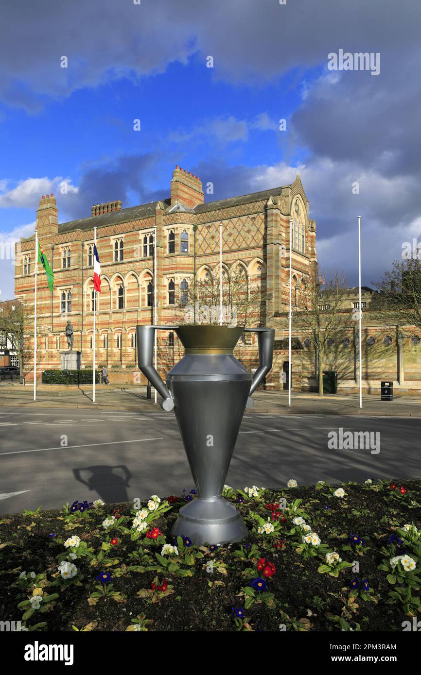 Statue von William Webb Ellis vor der Rugby School, Rugby Town, Warwickshire, England, Großbritannien Stockfoto