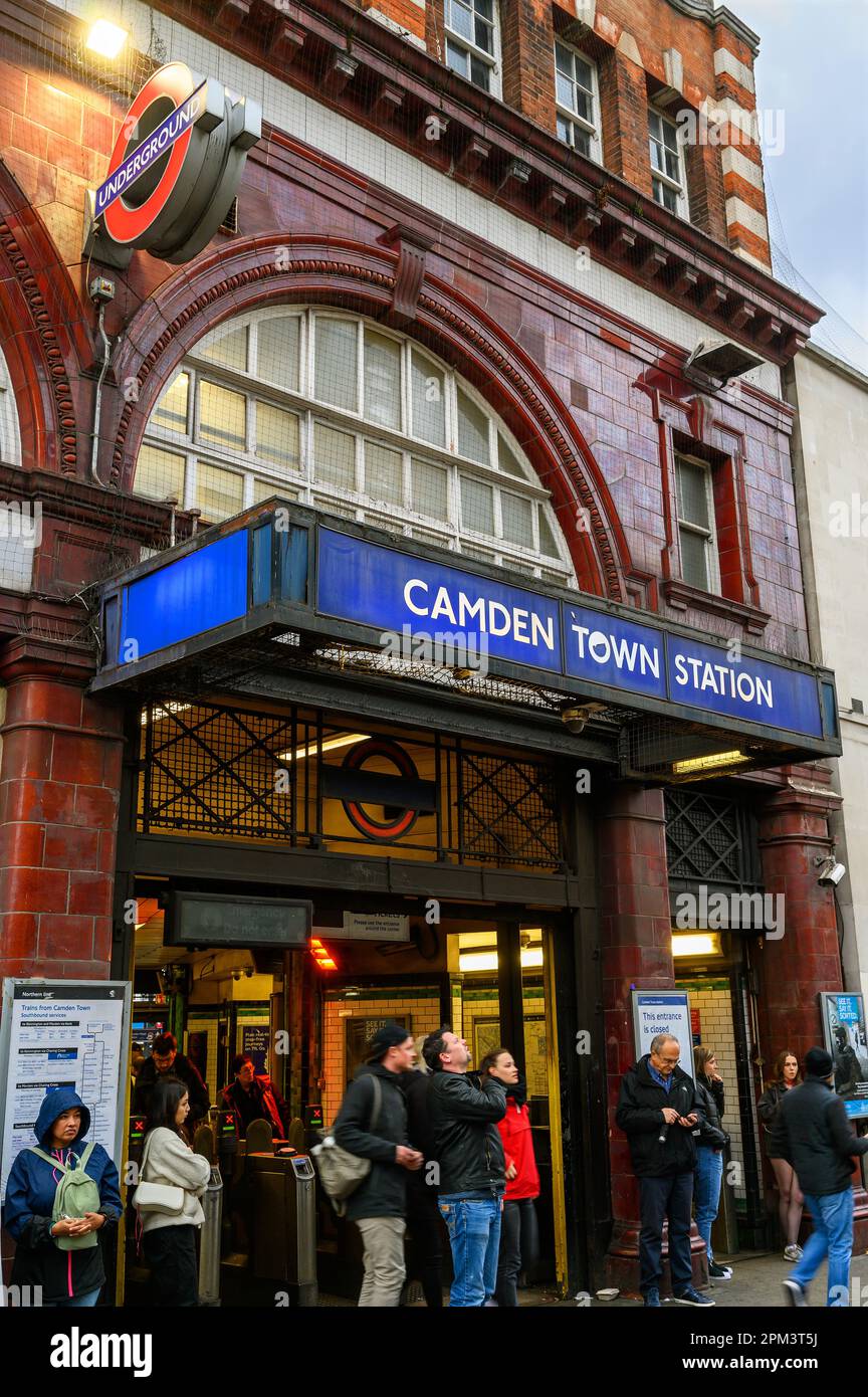 Camden Town, London, Großbritannien: Außerhalb der U-Bahn-Station Camden Town auf der Camden High Street. Leute stehen abends an der U-Bahn-Station. Stockfoto