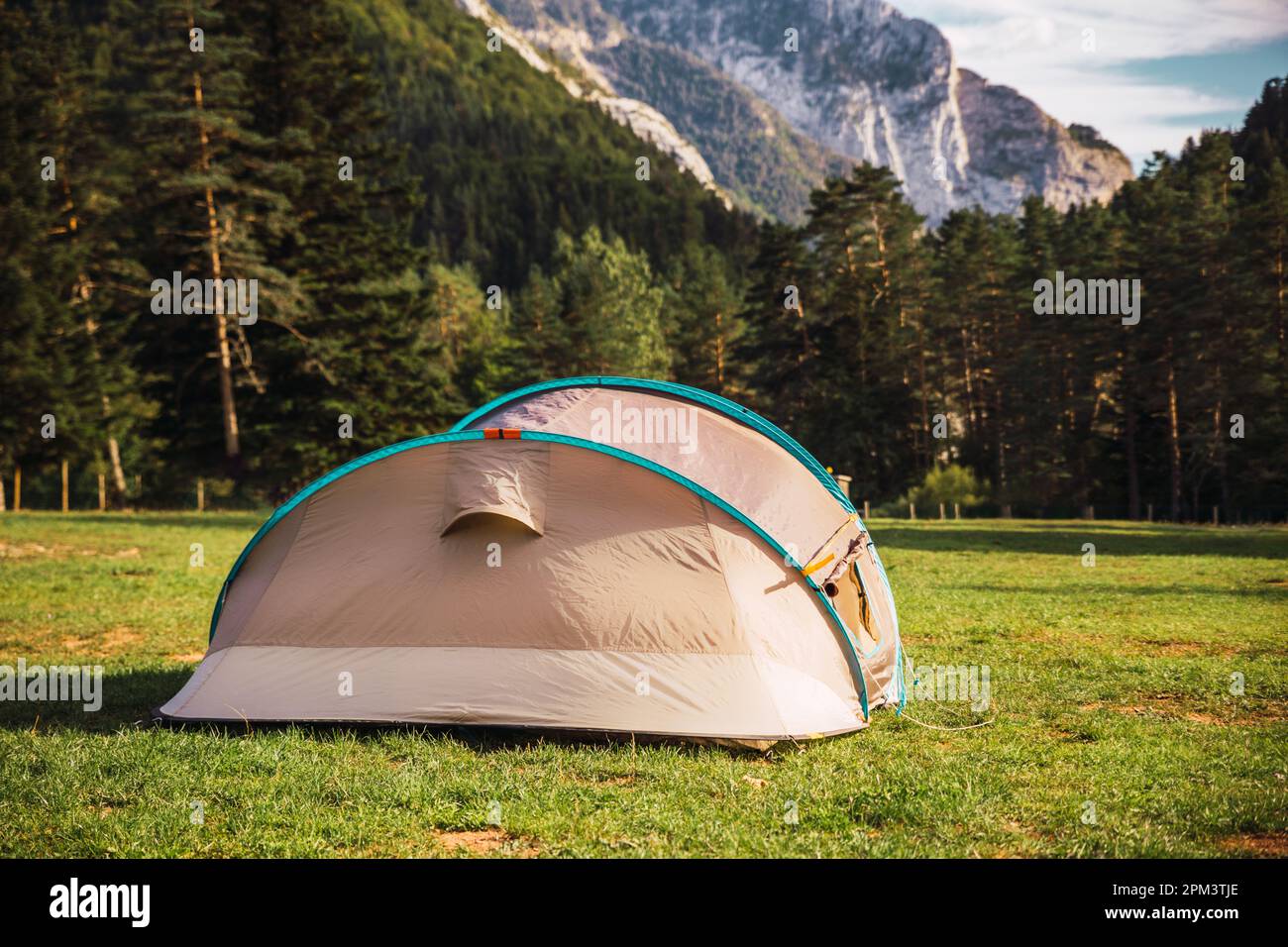 Nahaufnahme eines Zelts mit atemberaubender Aussicht auf Wald und Berge. Campingurlaub und Sommerurlaub im Freien. Lifestyle-Konzept Stockfoto