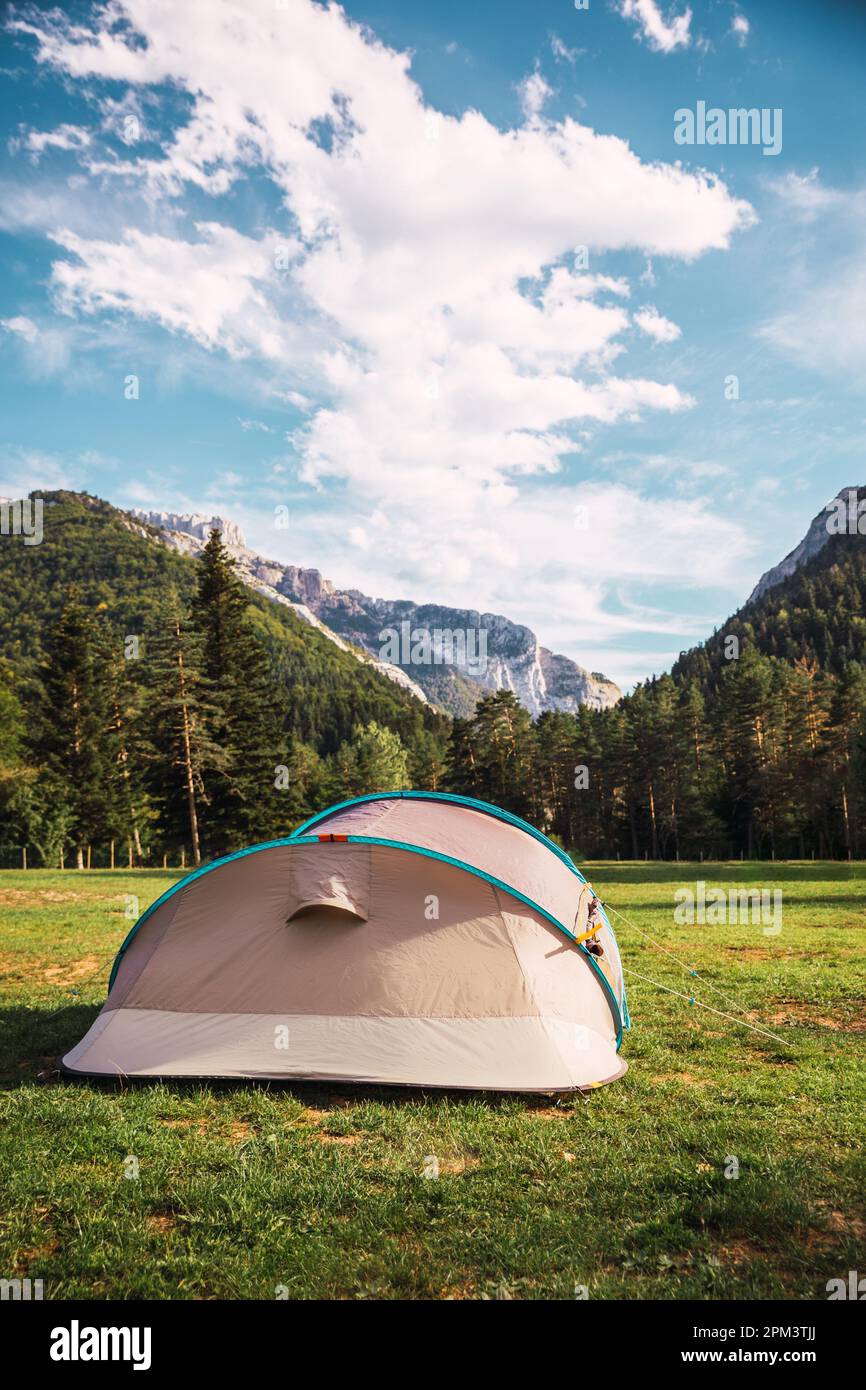 Zelt mit herrlichem Landschaftsblick auf Wald und Berge. Campingurlaub und Sommerurlaub im Freien. Lifestyle-Konzept Stockfoto