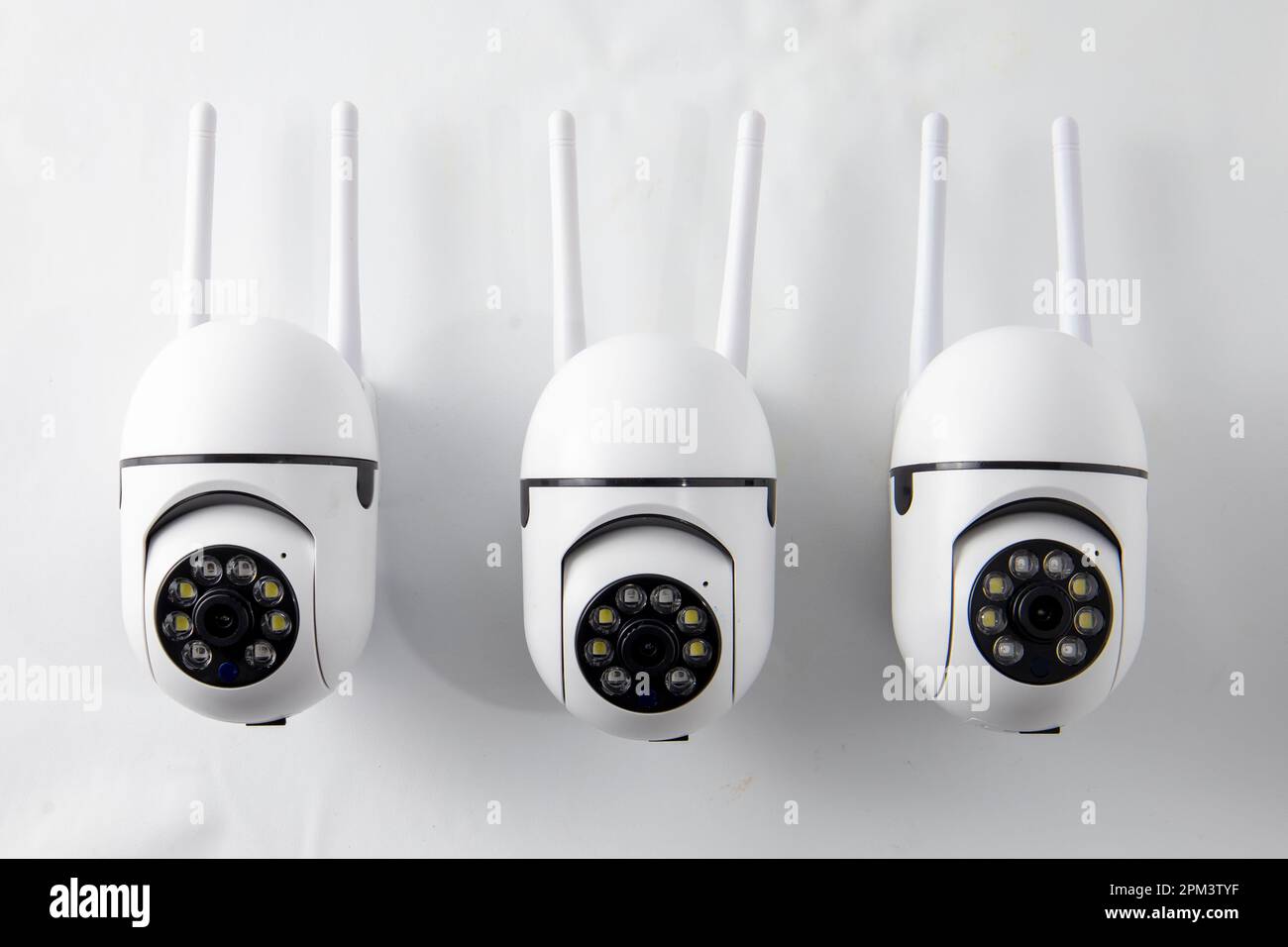 Drehende Videoüberwachungskamera auf weißem Hintergrund. Stockfoto