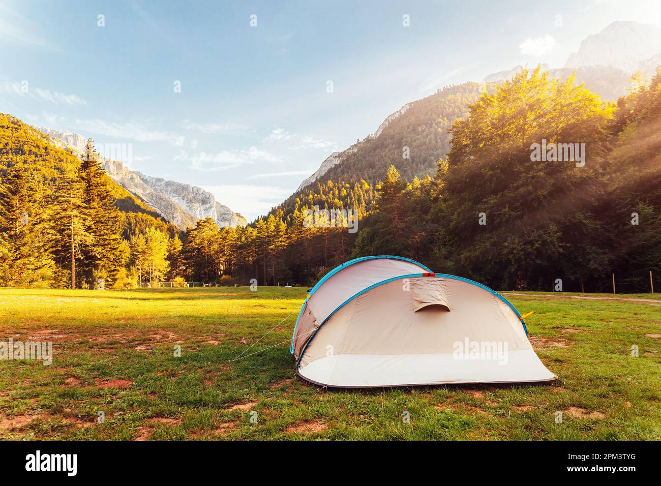 Zelt mit herrlichem Landschaftsblick auf Wald und Berge bei Sonnenuntergang. Campingurlaub und Sommerurlaub im Freien. Lifestyle-Konzept Stockfoto