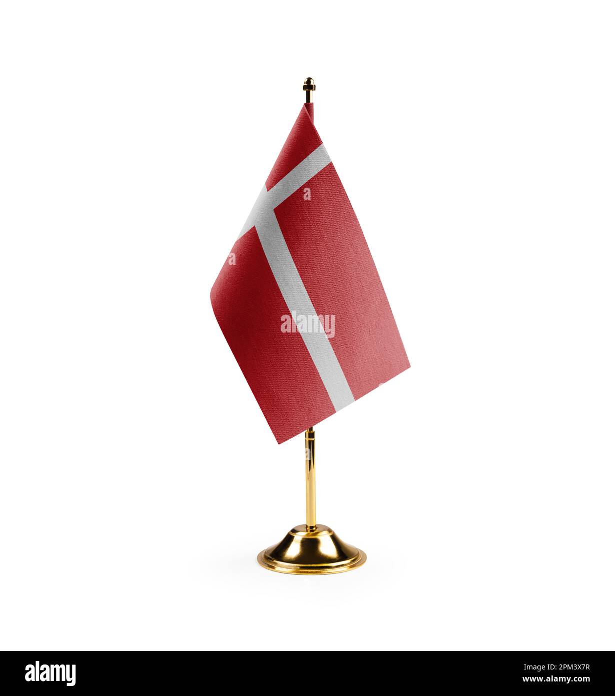 Kleine dänische Flagge auf weißem Hintergrund. Stockfoto