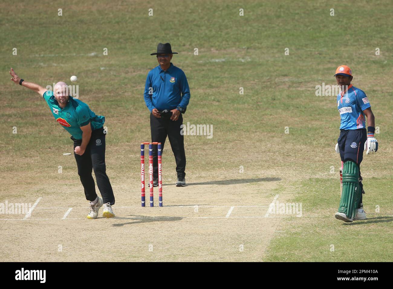 Jake Lintott hat beim Wiederbeleben des englischen Handgelenkspinners am linken Arm 5 Wickets für 37 Runs gebraucht, um Mohammedan zu gewinnen. Außerdem erzielte er 28 Runs mit dem Schläger, während er bowlte Stockfoto