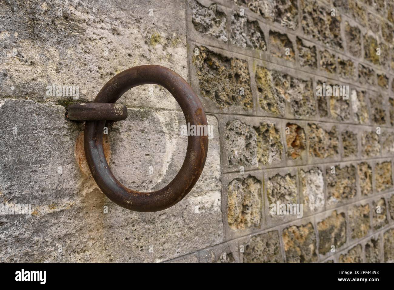 Nahaufnahme des eisernen Festungsrings an einer Steinmauer entlang der seine in Paris, Frankreich. Stockfoto