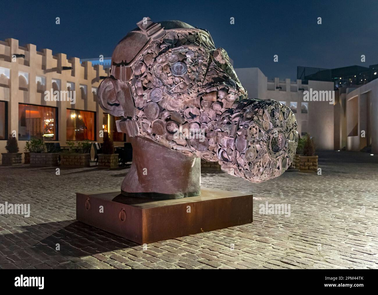 Kopf mit Gasmaskenstatue, Gandhis Skulptur „Three Monkeys“, Katara Village, Doha, Katar Stockfoto