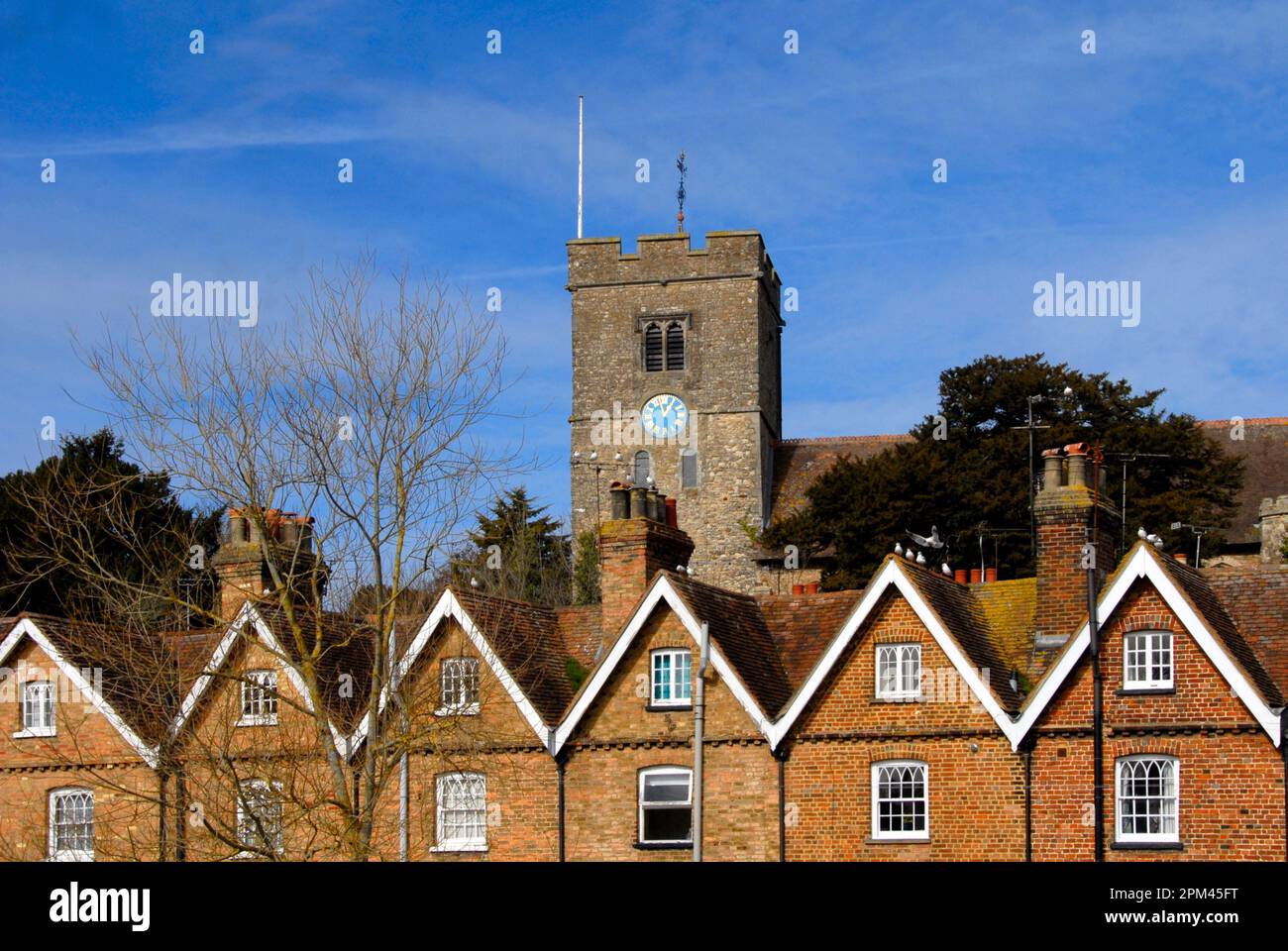 Der Turm der Pfarrkirche St. Peter & St. Paul, Aylesford, Kent, erhebt sich über den Gebäuden im Dorf Stockfoto