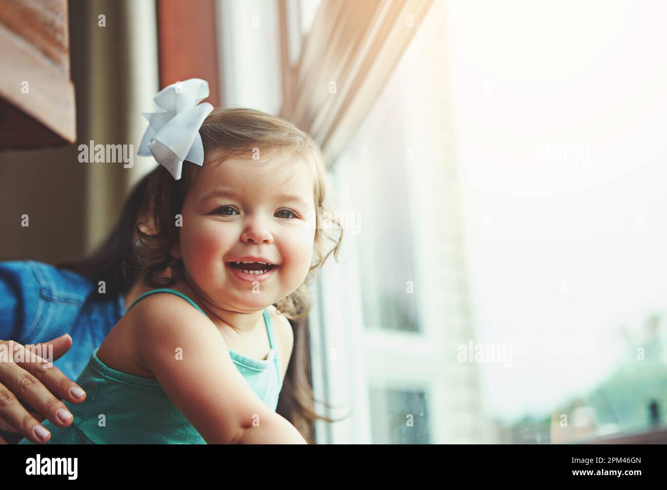 Sie hat eine große Welt, die darauf wartet, erkundet zu werden. Eine Mutter, die sich mit ihrer bezaubernden kleinen Tochter zu Hause anfreundet. Stockfoto