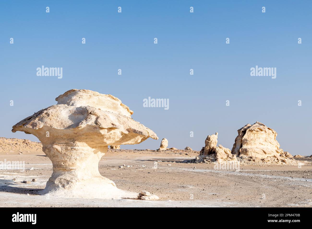 Ein pilzförmiger weißer Felskreide in der weißen Wüste in Bahariya in Ägypten Stockfoto