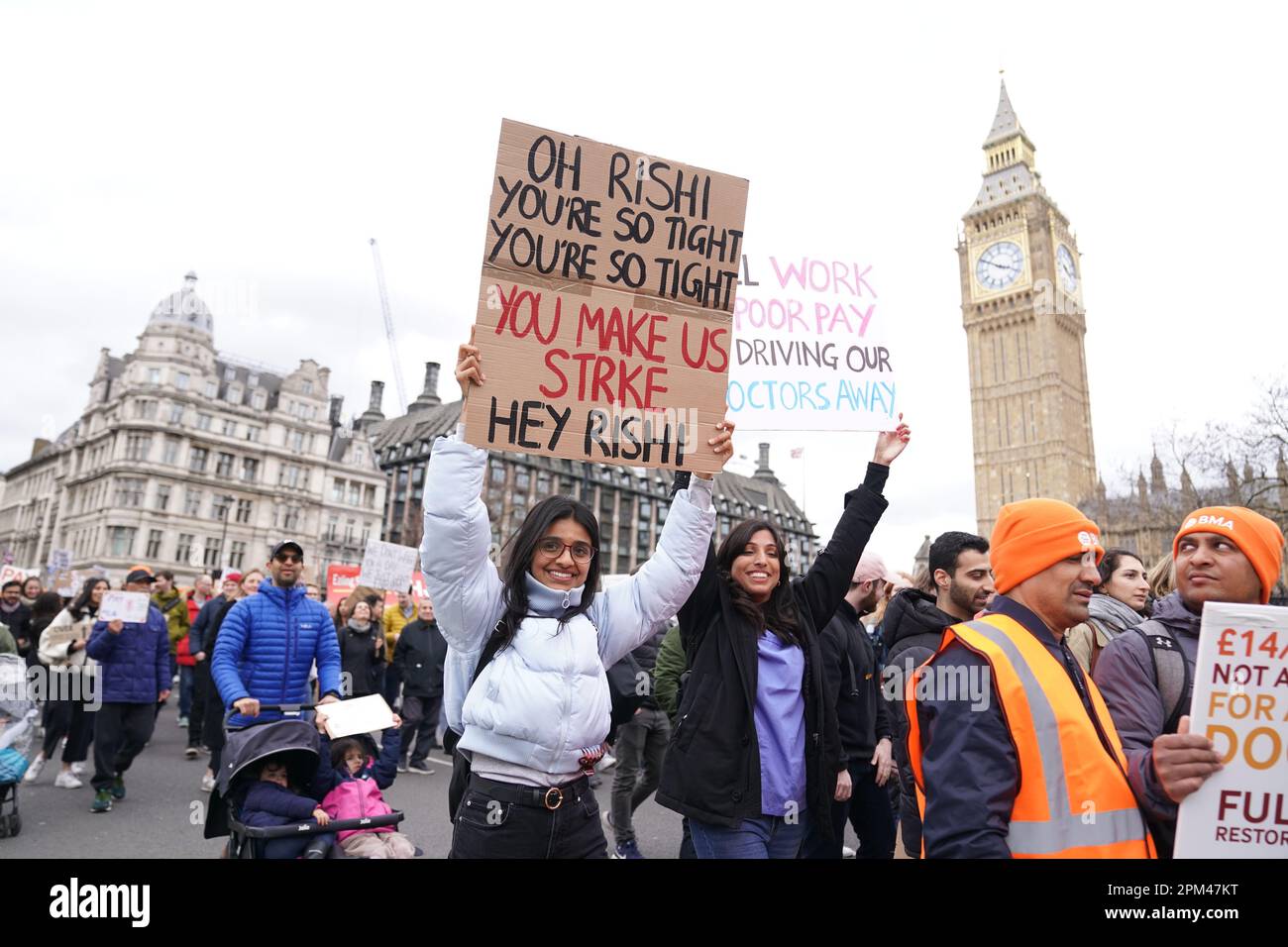 Menschen nehmen an einer Kundgebung am Trafalgar Square in London Teil, um streikende NHS Juniorärzte zu unterstützen, während die British Medical Association einen 96-stündigen Rundgang in einem Streit um die Bezahlung abhält. Foto: Dienstag, 11. April 2023. Stockfoto