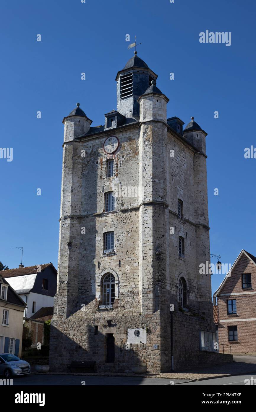 SAINT RIQUIER, FRANKREICH, 4. APRIL 2023: Außenansicht des alten Glockenturms von Saint Riquier im Departement Somme in Hauts-de-France, Frankreich. Stockfoto
