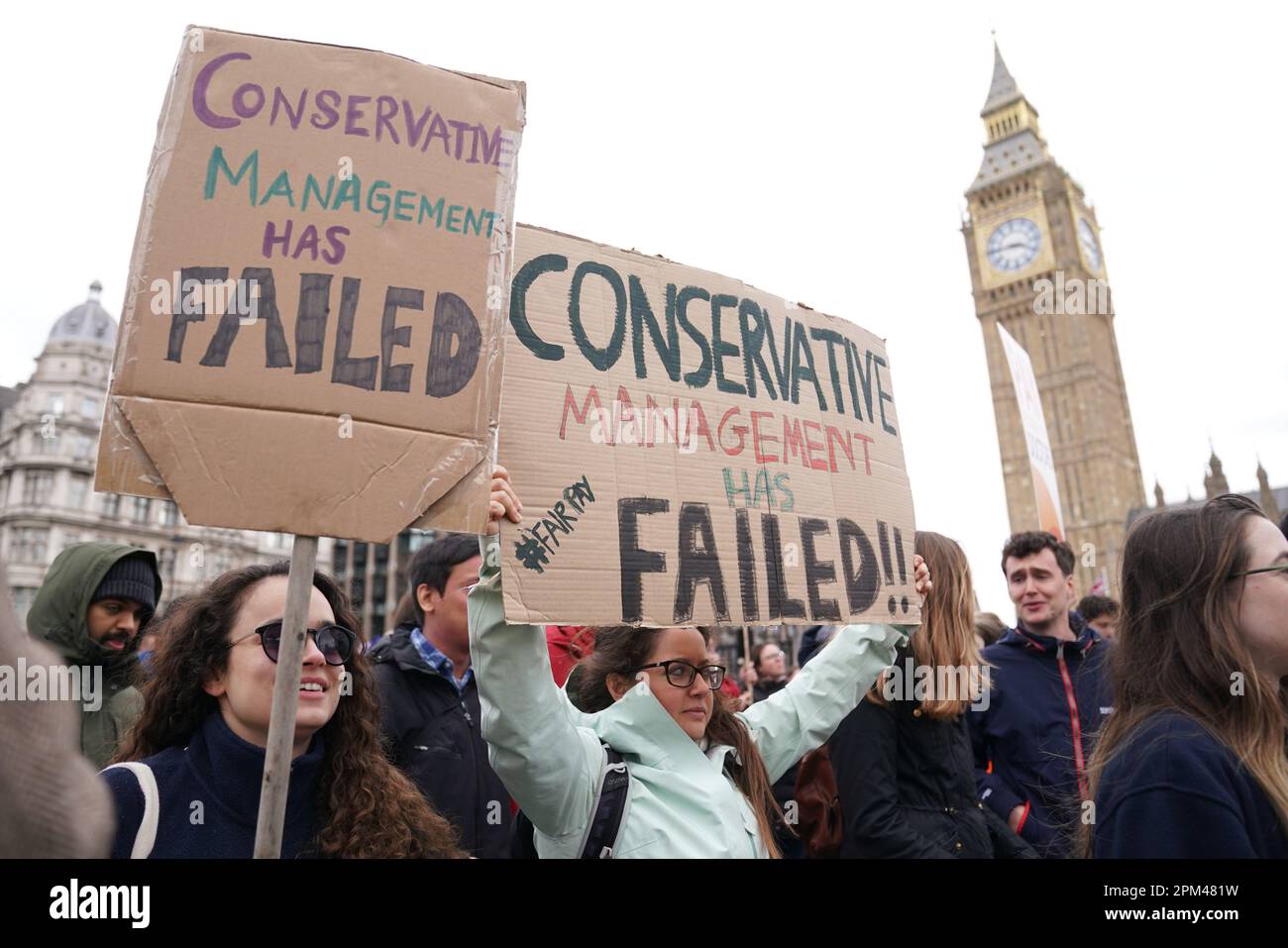 Menschen nehmen an einer Kundgebung am Trafalgar Square in London Teil, um streikende NHS Juniorärzte zu unterstützen, während die British Medical Association einen 96-stündigen Rundgang in einem Streit um die Bezahlung abhält. Foto: Dienstag, 11. April 2023. Stockfoto