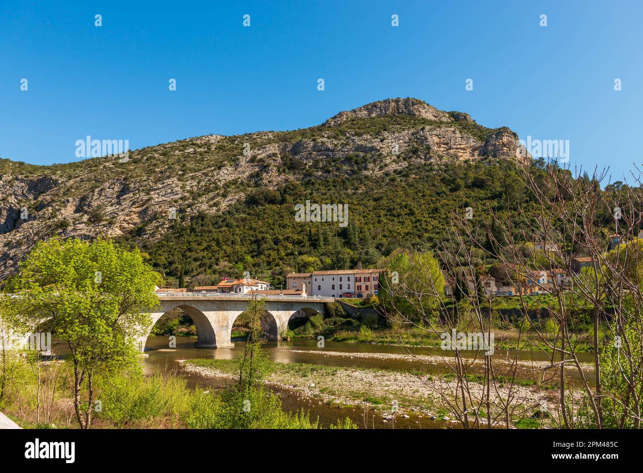 Landschaft des Dorfes Anduze und des Flusses Gardon, in den Cévennes, in Gard, Occitanie, Frankreich Stockfoto