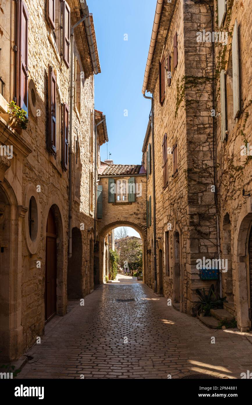 Straße und Passage in Vézénobres, einem kleinen mittelalterlichen Dorf in Gard, Occitanie, Frankreich Stockfoto