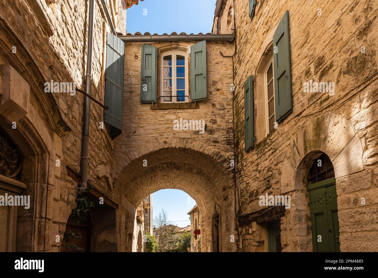 Straße und Passage in Vézénobres, einem kleinen mittelalterlichen Dorf in Gard, Occitanie, Frankreich Stockfoto