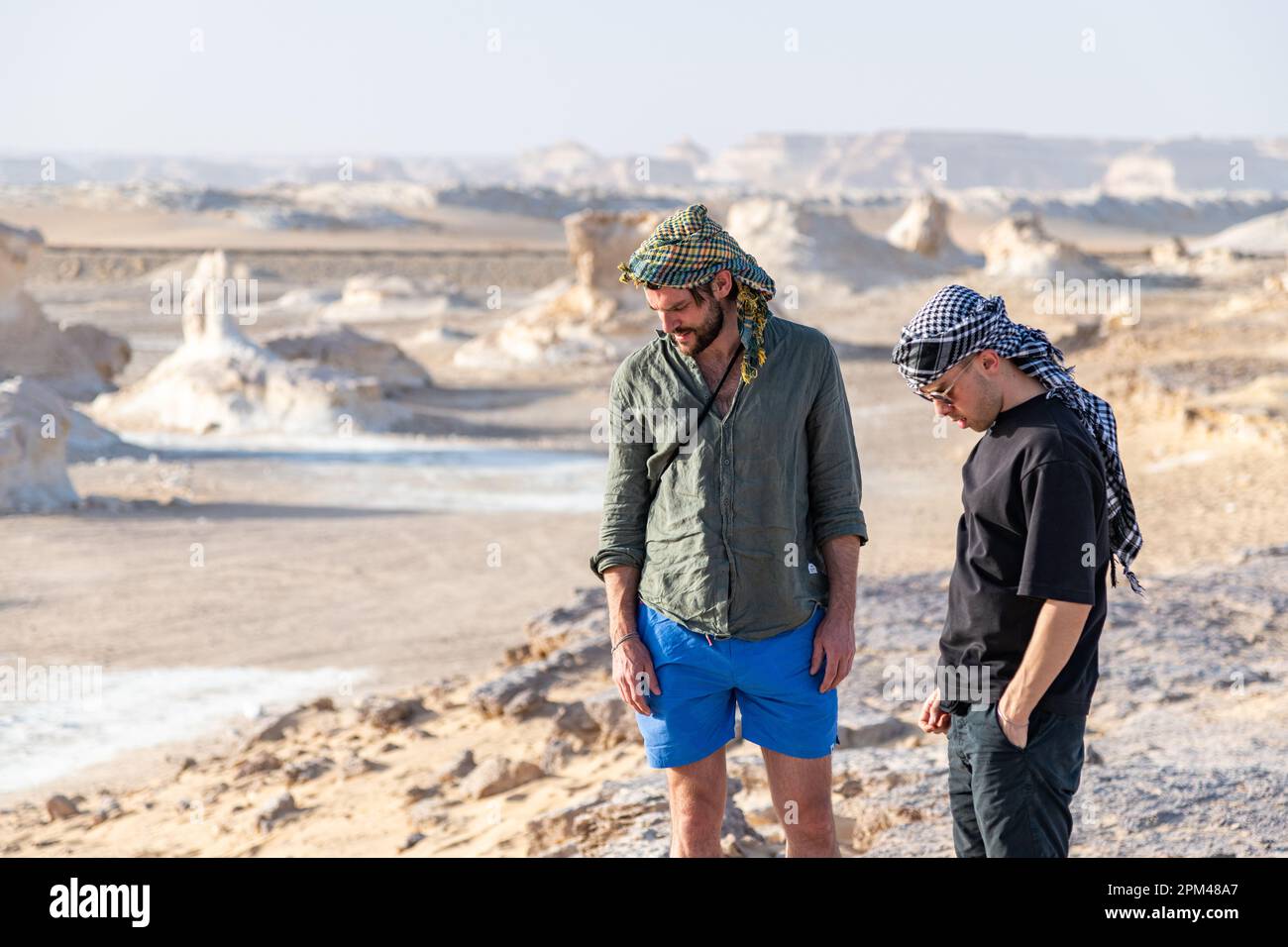 Zwei Freunde erkunden die kreidefellige weiße Wüstenlandschaft von Bahariya in Ägypten Stockfoto