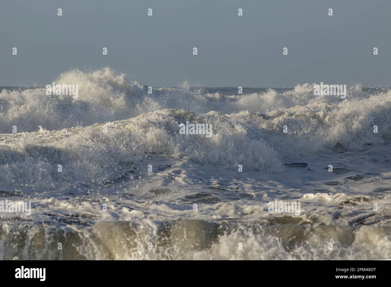 Stürmische Wellen an einem sonnigen Wintertag Stockfoto