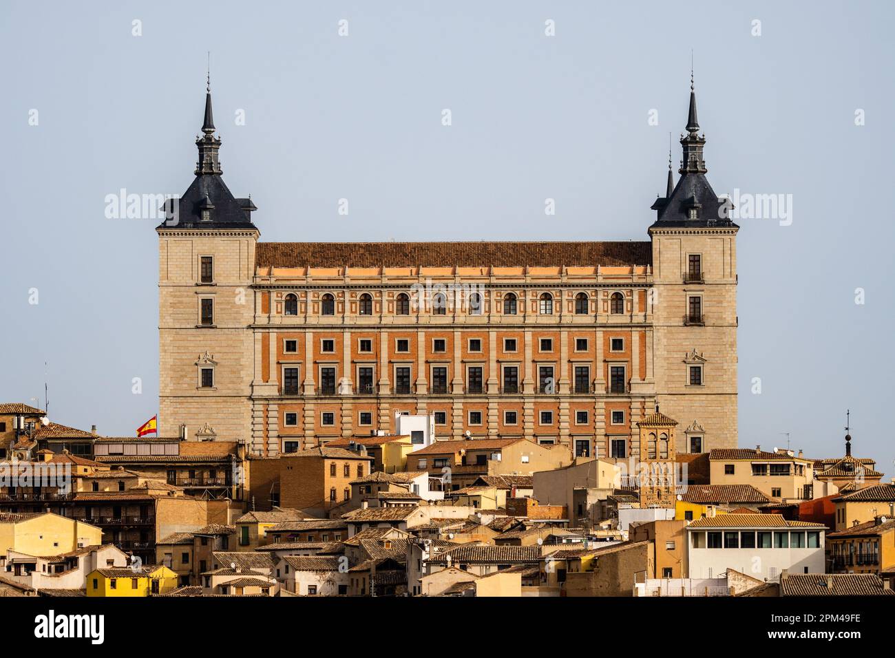 Blick auf Alcazar von Toledo. Es ist eine Festung aus der Renaissance aus Stein im höchsten Teil von Toledo. Während des spanischen Bürgerkriegs, Nationalis Stockfoto