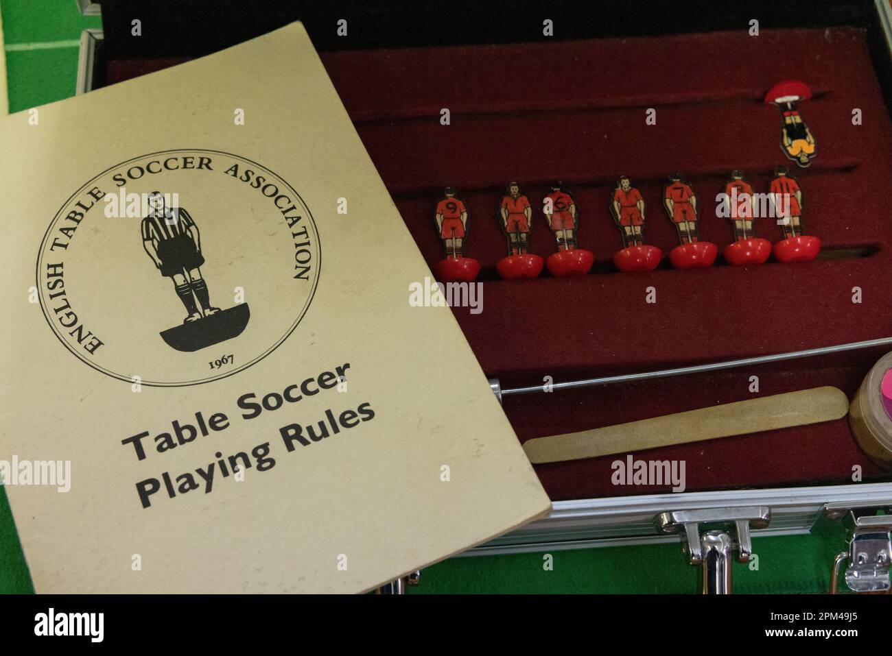 Mitglieder des subbuteo Table Soccer Players' Association nehmen an einem Turnier Teil, bei dem Originalfiguren aus dem ersten Spiel des Jahres 1947 verwendet werden Stockfoto