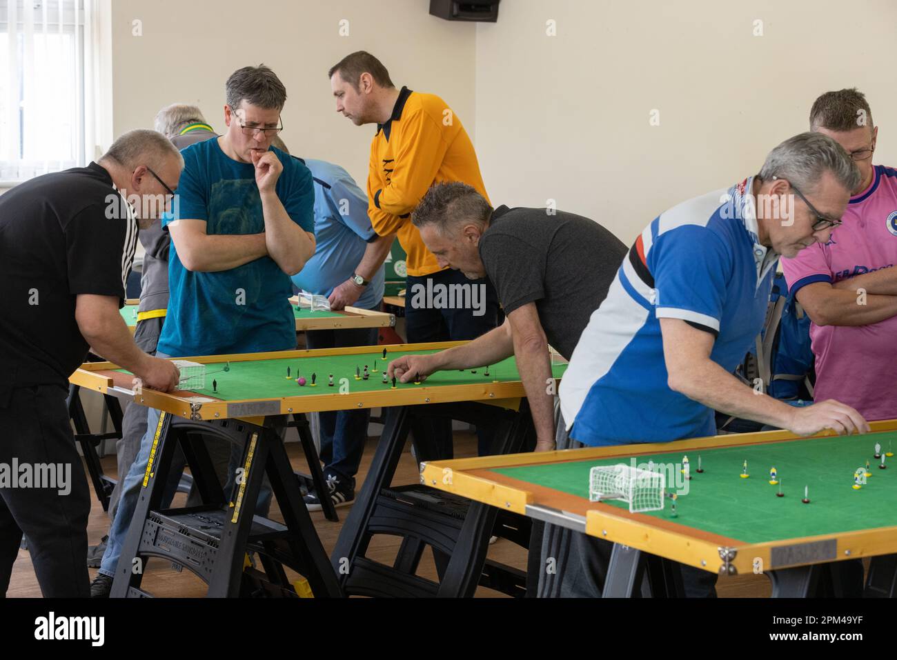 Mitglieder des subbuteo Table Soccer Players' Association nehmen an einem Turnier Teil, bei dem Originalfiguren aus dem ersten Spiel des Jahres 1947 verwendet werden Stockfoto