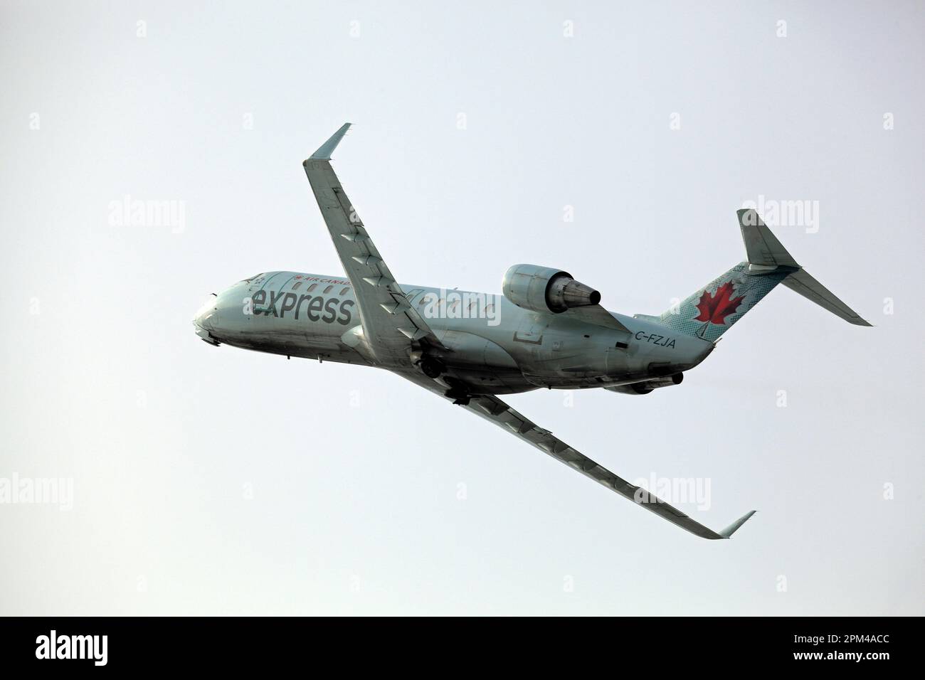 Montreal, Kanada - 22. November 2022: Mitsubishi, ehemals Bombardier CRJ-200, Air Canada C-FZJA Aufstieg nach dem Start von YUL, Montreal Interna Stockfoto