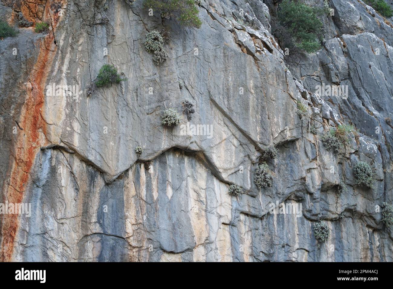 Schlucht auf Rhodos Griechische Insel Trockenfluss im Sommer Schlucht in Rhodos Griechenland Insel mit trockenen Fluss im Sommer Landschaft Landschaft Stockfoto