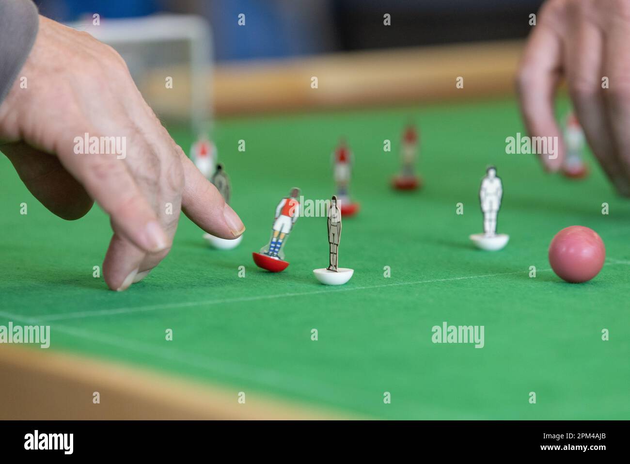 Mitglieder des subbuteo Table Soccer Players' Association nehmen an einem Turnier Teil, bei dem Originalfiguren aus dem ersten Spiel des Jahres 1947 verwendet werden Stockfoto