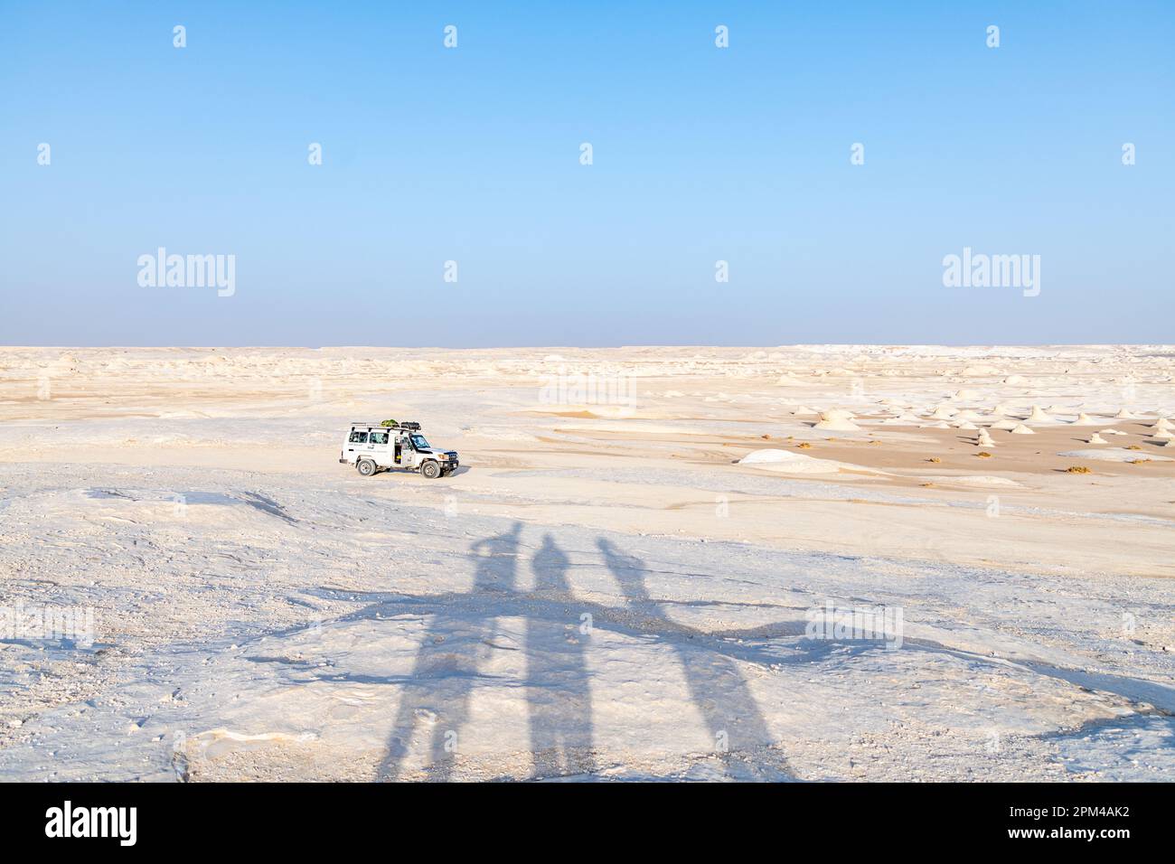 Ein Jeep in der riesigen, leeren Kreidefelsen-Landschaft der weißen Wüste in Bahariya in Ägypten Stockfoto