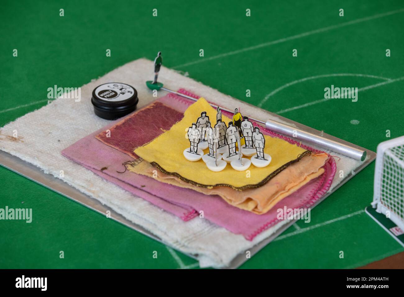 Mitglieder des subbuteo Table Soccer Players' Association nehmen an einem Turnier Teil, bei dem Originalfiguren aus dem ersten Spiel des Jahres 1947 verwendet werden Stockfoto