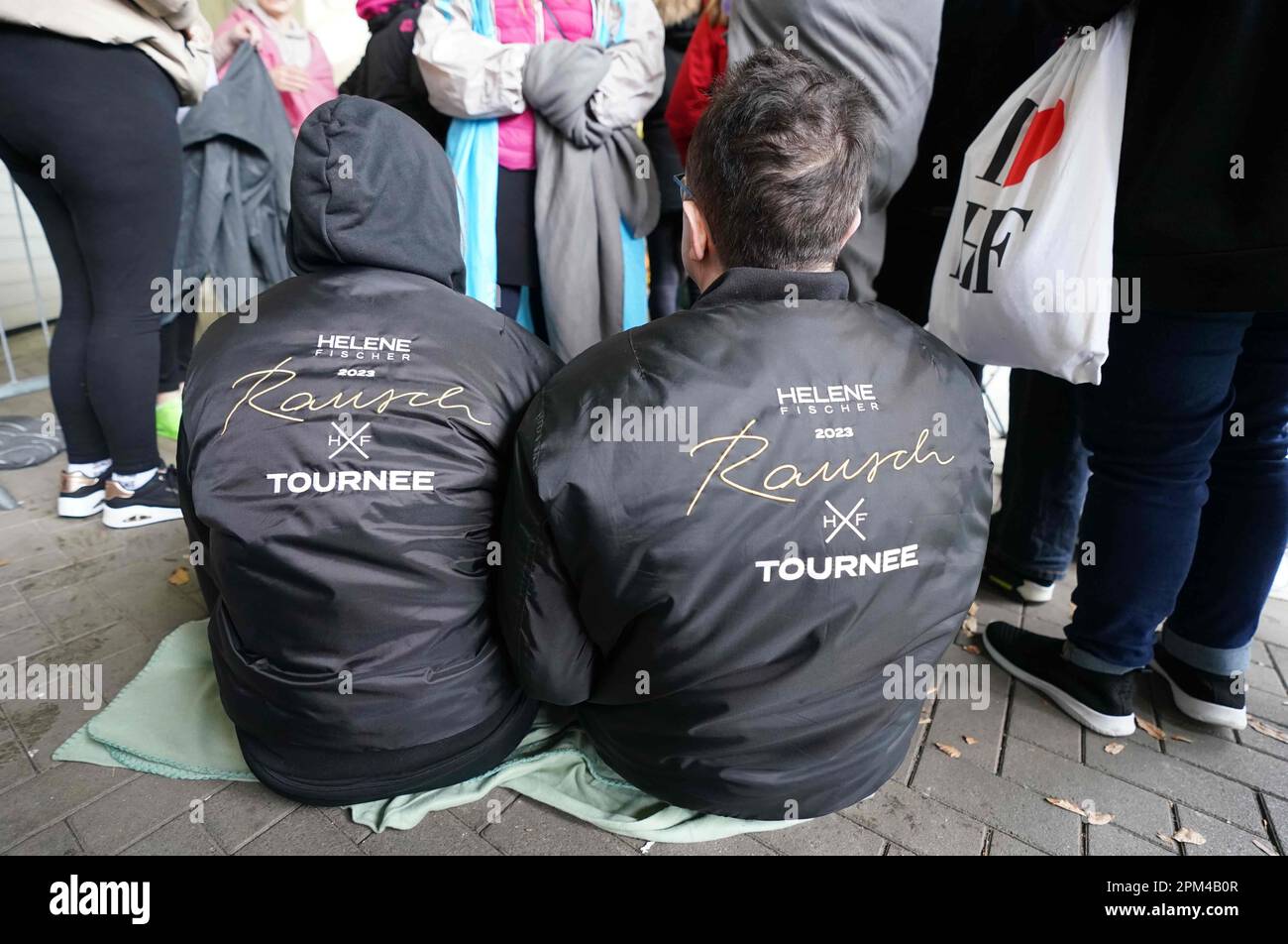 Hamburg, Deutschland. 11. April 2023. Die Fans von Helene Fischer warten vor der Barclays Arena auf den Eintritt. Am Abend beginnt die Sängerin Helene Fischer ihre Tour „Rausch“ mit dem ersten von fünf Hamburger Konzerten. Der Sänger musste den Tourstart in Bremen und das Konzert in Köln wegen einer Rippenfraktur verschieben. Kredit: Marcus Brandt/dpa/Alamy Live News Stockfoto
