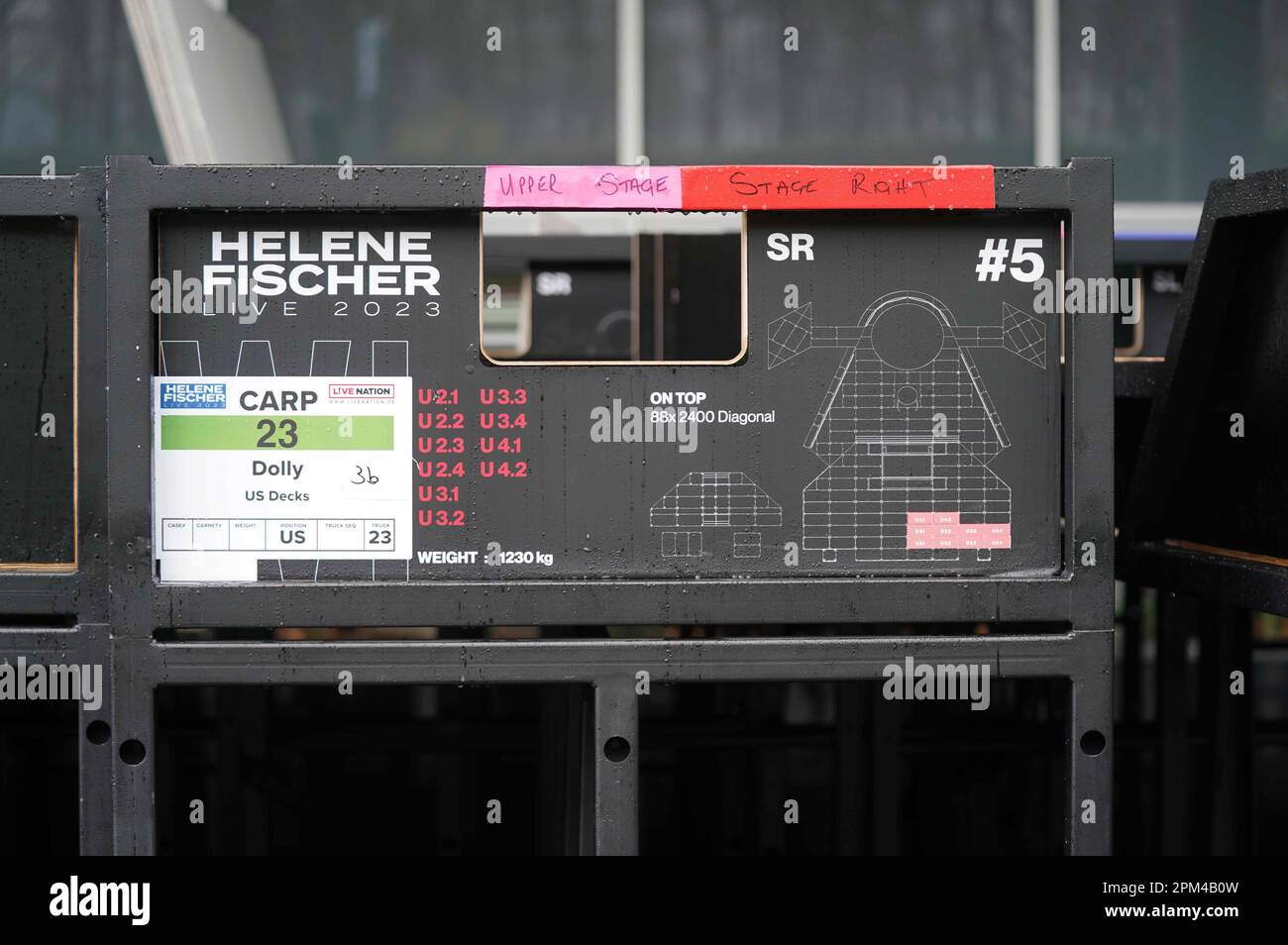 Hamburg, Deutschland. 11. April 2023. „Helene Fischer Live 2023“ steht auf Transportboxen für die Bühnenausrüstung vor der Barclays Arena. Am Abend beginnt die Sängerin Helene Fischer ihre Tour „Rausch“ mit dem ersten von fünf Hamburger Konzerten. Der Sänger musste den Tourstart in Bremen und das Konzert in Köln aufgrund einer Rippenfraktur verschieben. Kredit: Marcus Brandt/dpa/Alamy Live News Stockfoto